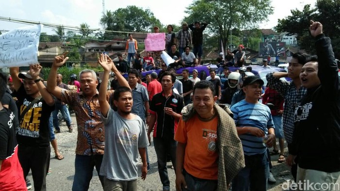 Sopir Angkot di Sukabumi Desak Pemerintah Perbaiki Jalan Bopeng