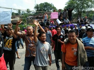 Sopir Angkot di Sukabumi Desak Pemerintah Perbaiki Jalan Bopeng