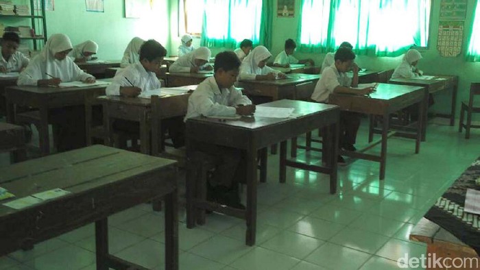 Siswa SD di Bantul mengikuti Ujian Akhir Sekolah Berstandar Nasional (UASBN) pada hari pertama dengan mata pelajaran Bahasa Indonesia