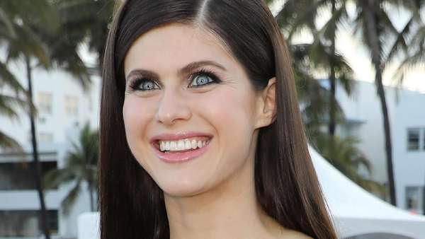 Cantiknya Alexandra Daddario Bikin Terpana Cantiknya Alexandra Daddario Bikin Terpana
