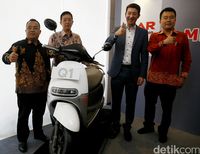 Manajemen PT Triangle Motorindo berpose dengan Viar Q1