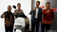 Deden Gunawan Corporate Manager, Sutjipto Atmodjo Direktur Triangle Motorindo, Amine Kamel Director Automotive Electronics Bosch South East Asia, Yucuanto Susetyo Direktur Kencana Laju Mandiri saat memperkenalkan motor listrik Q 1 di Jakarta, Senin (15/5/2017).