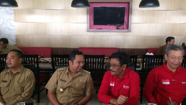 Djarot didampingi  Dirut TransJakarta Budi Kaliwono saat uji coba TransJ Ciledug-Tendean.