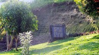 Selain di dalam anjungan, contoh lapisan tanah Kabuh juga bisa dilihat di luar ruangan. Contoh lapisan ini betulan karena museum ini berdiri di atas lapisan tanah dari berbagai era (Wahyu/detikTravel)