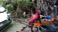 Daud Kapatsai (48) dari Kampung Wawiyai, Distrik Waigeo Selatan menceritakan kisahnya. Lokasi itu bernama, Manyaifun (Masaul/detikTravel)