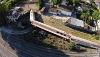 Kereta yang membawa 70 penumpang dan lima awak ini berangkat dari Athena menuju Thessaloniki dan tergelincir di kota Adendro. REUTERS/Alexandros Avramidis.