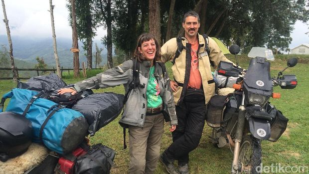 Pasutri Amerika Keliling Dunia Naik Motor, Singgah di Indonesia
