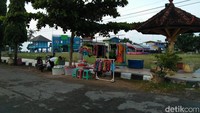 Saat pagi tiba, suasana Alon-alon aka berubah sepi. Layaknya lapangan biasa. Namun jika weekend tiba, akan ada beberapa pedagang yang berjualan layaknya malam hari (Bonauli/detikTravel)
