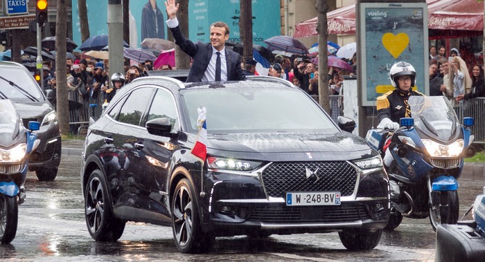 Dalam acara pelantikannya, Emmanuel Macron terlihat menggunakan mobil asal Prancis, buatan DS Automobiles. Merek mobil mewah di bawah payung PSA Group ini membuat mobil edisi khusus untuk presiden barunya.