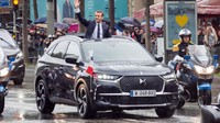Saat pelantikan, Emmanuel Macron menunggangi DS 7 Crossback. Mobil ini merupakan model flagship dalam jajaran mobil premium asal Prancis ini. Tapi, DS Automobiles telah meng-upgrade mobil itu untuk dijadikan mobil kepresidenan. Foto: Carscoops