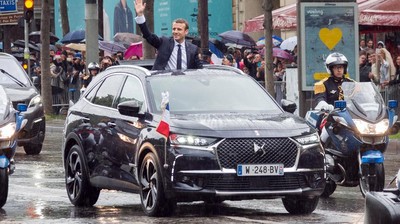 Aksi Emmanuel Macron dengan Mobil Kepresidenan