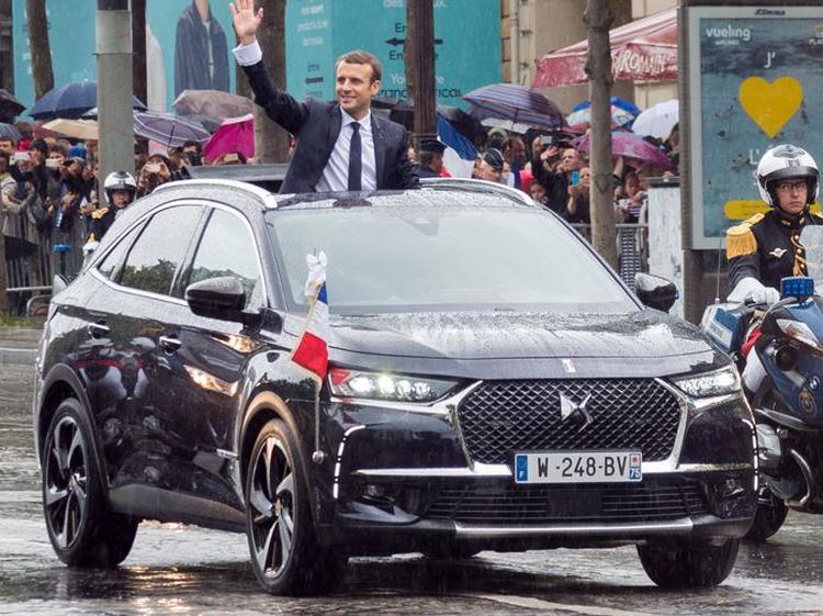 Aksi Emmanuel Macron dengan Mobil Kepresidenan