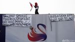 Agustinus Kembali Panjat Baliho di Slipi