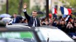 Aksi Emmanuel Macron dengan Mobil Kepresidenan