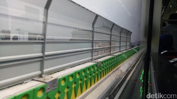  Coretan memenuhi pembatas koridor 13 TransJakarta rute Ciledug-Tendean, Senin (15/5/2017)