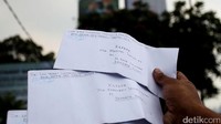 Aksi Agustinus didampingi Roy, rekan dari Majelis Gema Gong Pancasila. Roy yang menjadi penyampai pesan saat Agustinus berada di puncak baliho.