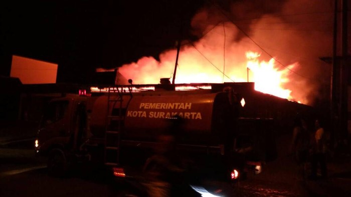 Gudang Sembako dan Rumah Warga di Solo Terbakar, 8 Damkar Dikerahkan