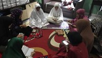 Mereka juga mengaji bersama dengan khusyuk. Foto: dok Nia Anggia (Adik Julia Perez)