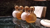 Kamar mandi juga dahsyat. Handuk, bath robe, sandal hotel, semuanya dari Versace. Apalagi amenities untuk mandi, mulai dari sabun, shampoo, semuanya memakai wewangian Versace (Fitraya/detikTravel)
