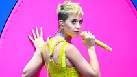 Katy Perry terlihat boyish dengan potongan rambut pendek. Foto: Rich Fury/Getty Images