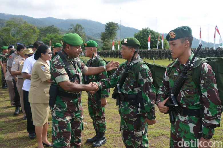 1.350 Prajurit TNI Tiba di Papua untuk Pengamanan Perbatasan 1.350 Prajurit TNI Tiba di Papua untuk Pengamanan Perbatasan