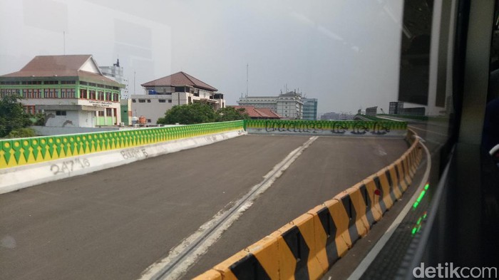 Bikin Kotor, Coretan Penuhi Tembok Pembatas Koridor 13 TransJ