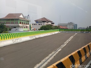 Bikin Kotor, Coretan Penuhi Tembok Pembatas Koridor 13 TransJ