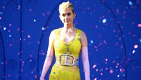 Katy Perry tampil dengan gaun serba kuning saat tampil dalam acara 102.7 KIIS FMs 2017 Wango Tango. Foto: Rich Fury/Getty Images