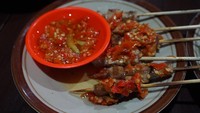 Sate tuna adalah primadona kali ini. Jauh sebelum sate taichan booming di Jakarta, di Gorontalo sudah ada sate berbumbu balutan sambal pedas. Alih-alih menggunakan daging ayam, mereka menggunakan daging ikan tuna. Enak! (Wahyu/detikTravel)