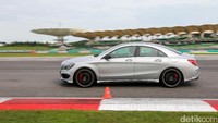 Pengetesan terbagi dalam 4 sesi, yakni sesi full lap mengelilingi Sirkuit Sepang, sesi Race Start, sesi High Speed Cornering dan Sesi Drifting. Foto: Mercedes-Benz