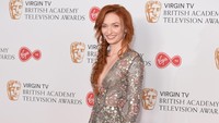 Bintang film Poldark itu tampil seksi dan menawan dengan gaun semi-transparan bermotif bunga. Jeff Spicer/Getty Images/detikFoto.