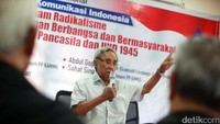 Hadir dalam acara tersebut Ketua Dewan Pembina Yayasan Komunikasi Indonesia Sabam Sirait, yang memberikan paparannya. 