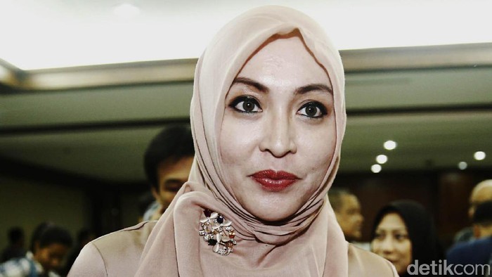 Angelina Sondakh memberikan kesaksiannya dalam sidang di PN Tipikor, Jakarta. Begini penampilan mantan putri Indonesia itu bersaksi untuk Choel Mallarangeng.