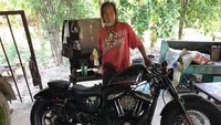 Siapa sangka, dia mengeluarkan uang tunai senilai 600.000 baht atau setara dengan Rp 230,9 jutaan. Lung Decha langsung membayar motor Harley-Davidson secara tunai di tempat.