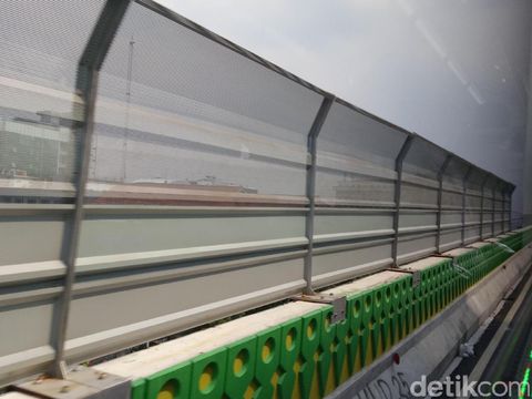  Coretan memenuhi pembatas koridor 13 TransJakarta rute Ciledug-Tendean, Senin (15/5/2017)