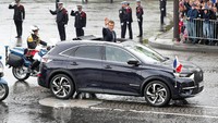 Mobil kepresidenan DS 7 dibuat dengan cat khusus warna biru. Mobil ini juga memiliki interior dengan lapisan kulit hitam. Selain itu, ada juga lencana dan bendera resmi Prancis serta detail emas di roda dan kabin. Yang paling menarik adalah atap crossover DS 7 ini. Foto: REUTERS/Francois Lenoir.