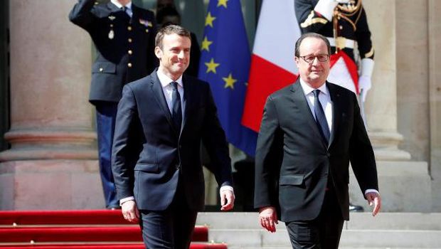 Macron bersama Hollande.