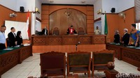 Dalam perkara ini KPK menjerat Miryam dengan Pasal 22 juncto Pasal 35 Undang-Undang Nomor 20 Tahun 2001 tentang Pemberantasan Tindak Pidana Korupsi.
