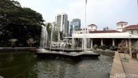 Kawasan air mancur yang berada tepat di depan kantor Ahok bersih dari karangan bunga.