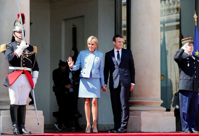 Brigitte Trogneux PARIS, FRANCE - MAY 14: Wife of Frances newly-elected President Emmanuel Macron, Brigitte Trogneux arrives at the Elysee Presidential Palace for the handover ceremony between Frances newly-elected President Emmanuel Macron and outgoing President Francois Hollande on May 14, 2017 in Paris, France. Macron was elected President of the French Republic on May 07, 2017 with 66,1 % of the votes cast. (Photo by Thierry Chesnot/Getty Images)