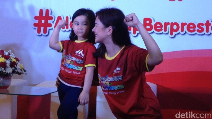 Astrid Tiar dan putrinya (Foto: Puti AIni/detikHealth) Astrid Tiar dan putrinya (Foto: Puti AIni/detikHealth)