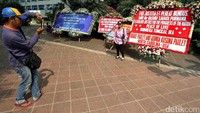Saat ini pihak Balai Kota DKI masih menerima bila ada warga yang ingin mengirim karangan bunga. Namun karangan bunga tersebut hanya akan berada di Balai Kota selama 2 hari.