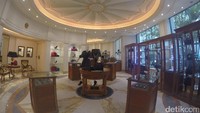 Hotel milik Versace tentu saja tidak lengkap tanpa butik khusus Versace. Baju, sepatu dan tas Versace bisa dibeli di sini (Fitraya/detikTravel)