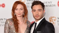 Elanor Tomlinson bersama Ed Westwick didaulat untuk membacakan pemenang kategori Mini Seri Terbaik yang dimenangkan National Treasure.  Jeff Spicer/Getty Images/detikFoto.