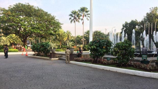 Karangan bunga telah dibersihkan di Balai Kota.