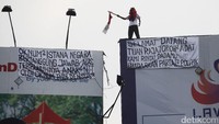 Untuk kesekian kalinya, Agustinus Woro alias Martinus kembali memanjat baliho di Slipi, Jakarta. Agustinus meminta pemerintah mengusut kasus kematian keponakannya. (Lamhot Aritonang/detikFoto)
