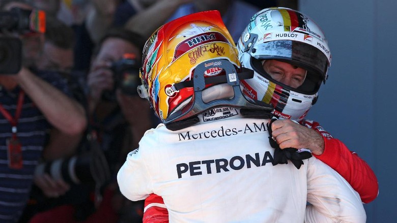 Hamilton Puas Menangi Duel Liar dengan Vettel Hamilton Puas Menangi Duel Liar dengan Vettel