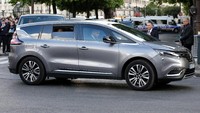 Mobil Renault Espace menjadi tunggangan Macron saat meninggalkan Hotel de Ville di Paris. Sejak bergabung dengan Kementerian Ekonomi pada tahun 2014, ia memiliki keterikatan khusus dengan kendaraan ini. Foto: REUTERS/Francois Lenoir.