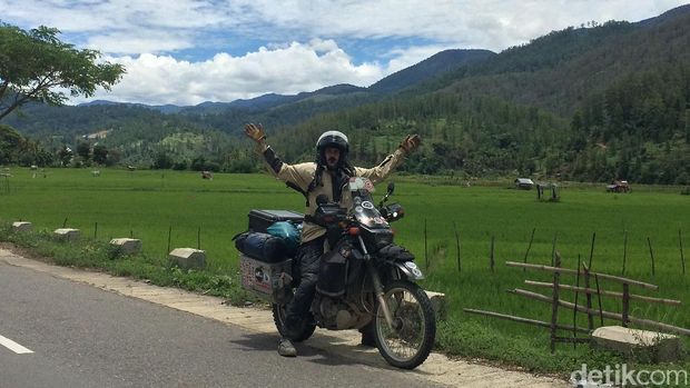 Pasutri Amerika Keliling Dunia Naik Motor, Singgah di Indonesia