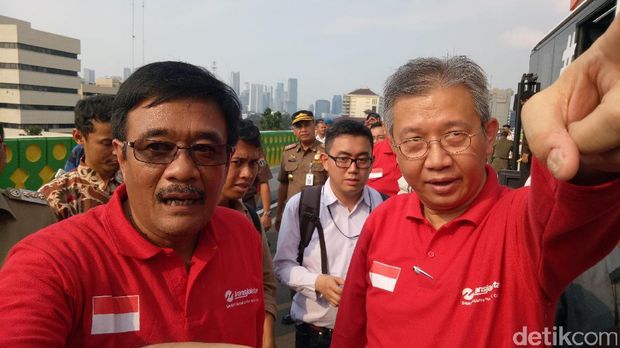 Djarot mengelilingi koridor 13 TransJakarta.